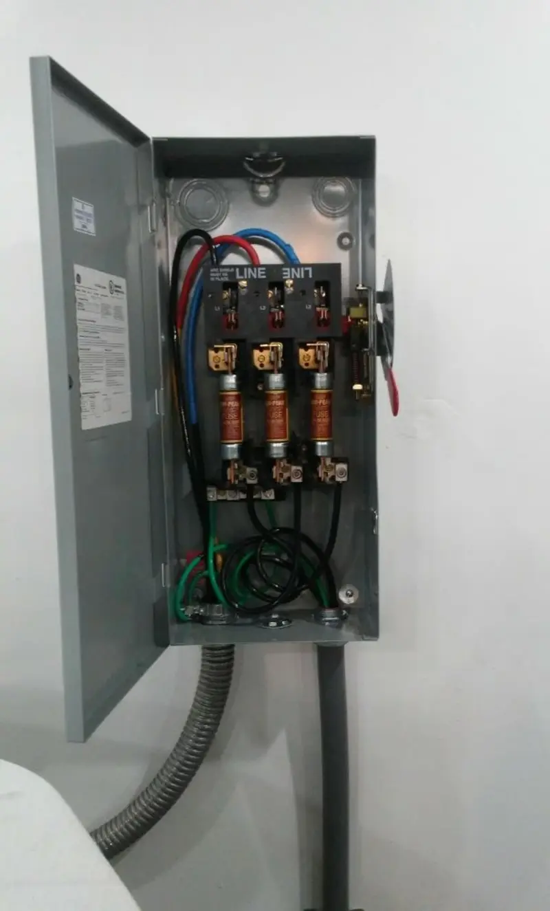 Three-phase disconnect switch installed for Smoke Detector Installation in Munford